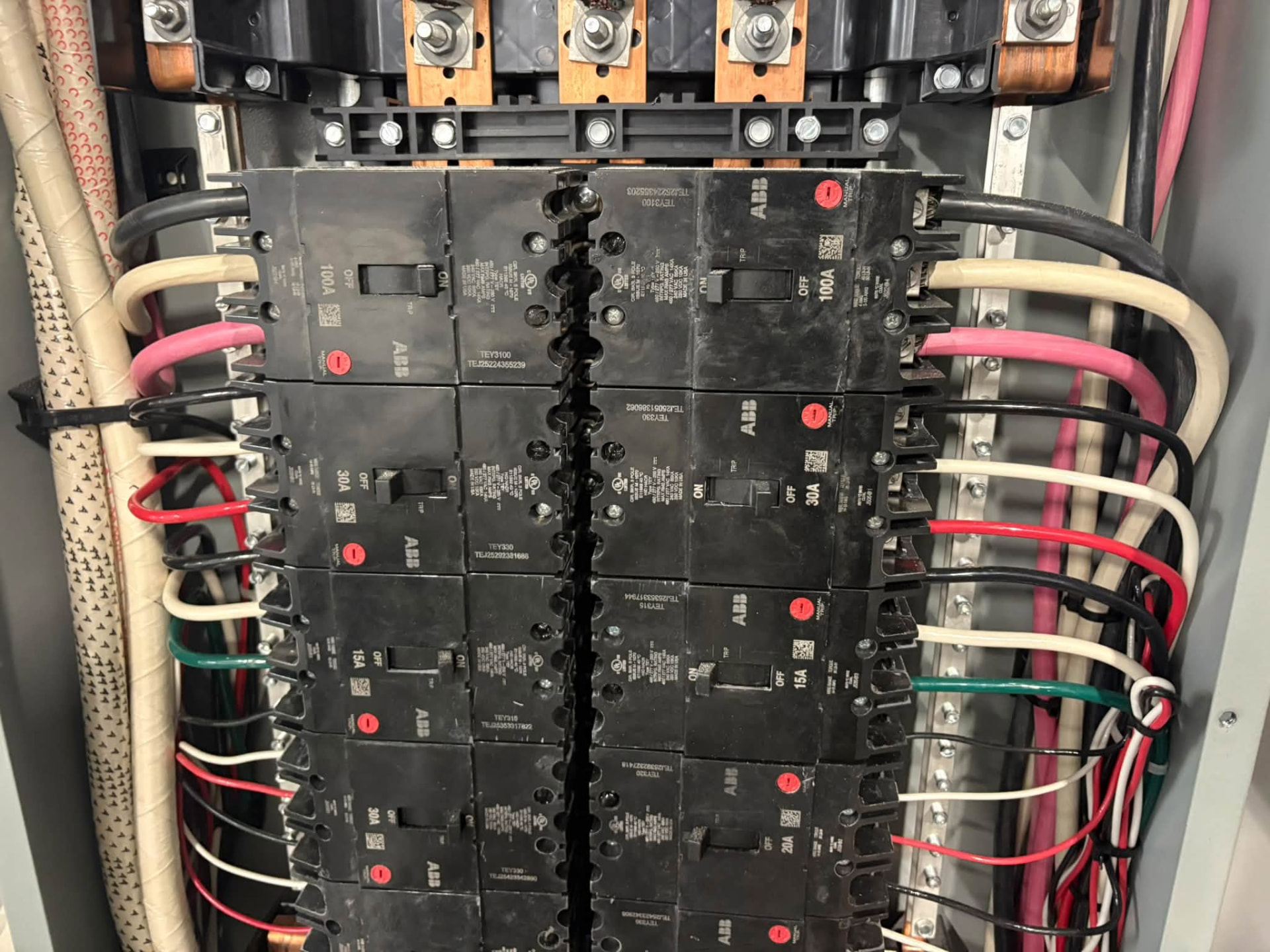 Vessel breaker panel with organized feeders